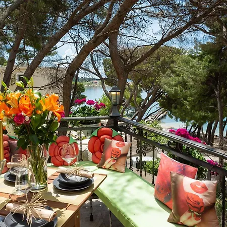 Beachfront Romilda Apartment *